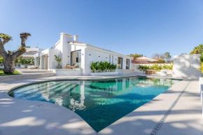 Villa Peman Luxurious Beachside Villa
